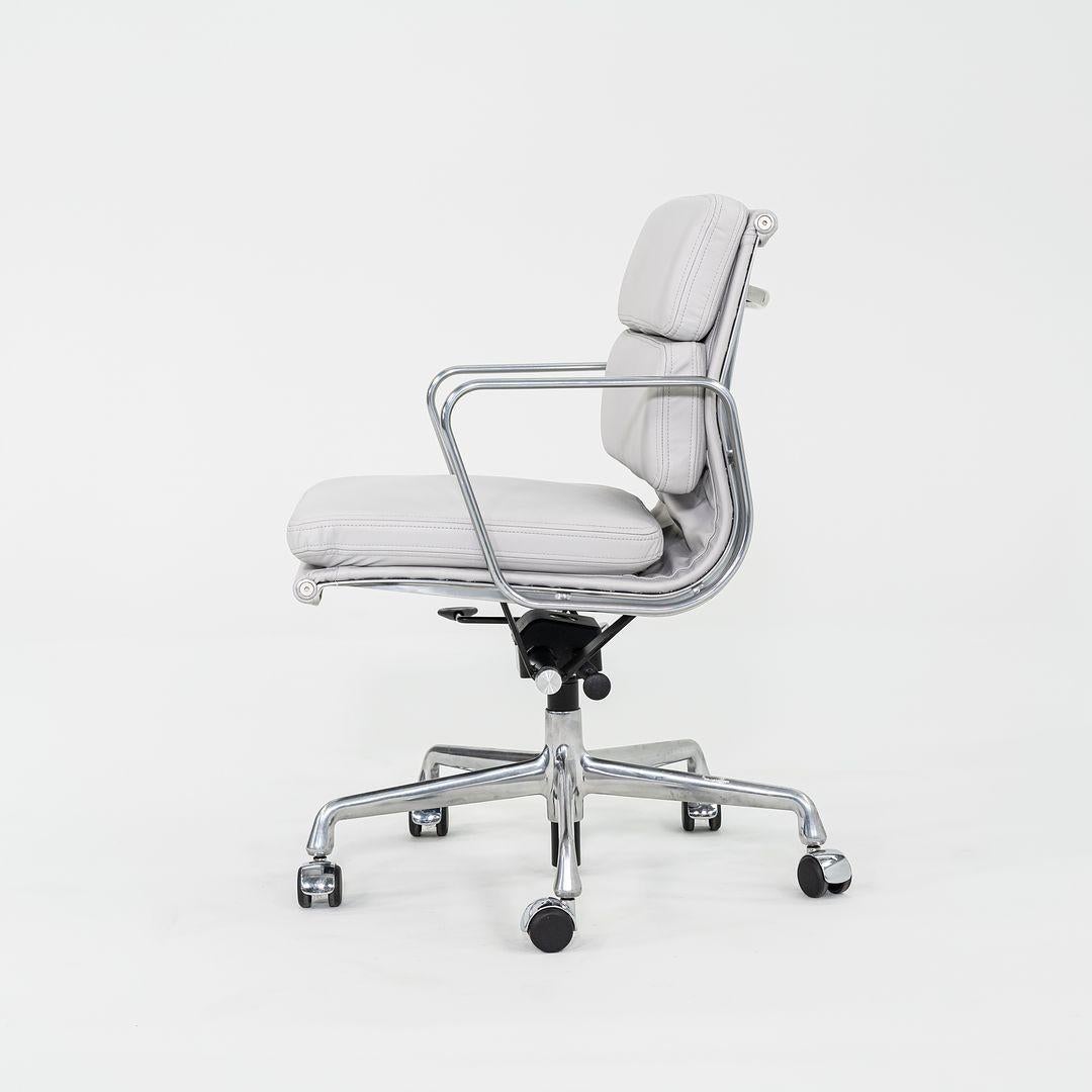 2010er Herman Miller Eames Soft Pad Management-Schreibtischstuhl in Hellgrau, 1x Avail im Zustand „Hervorragend“ im Angebot in Philadelphia, PA