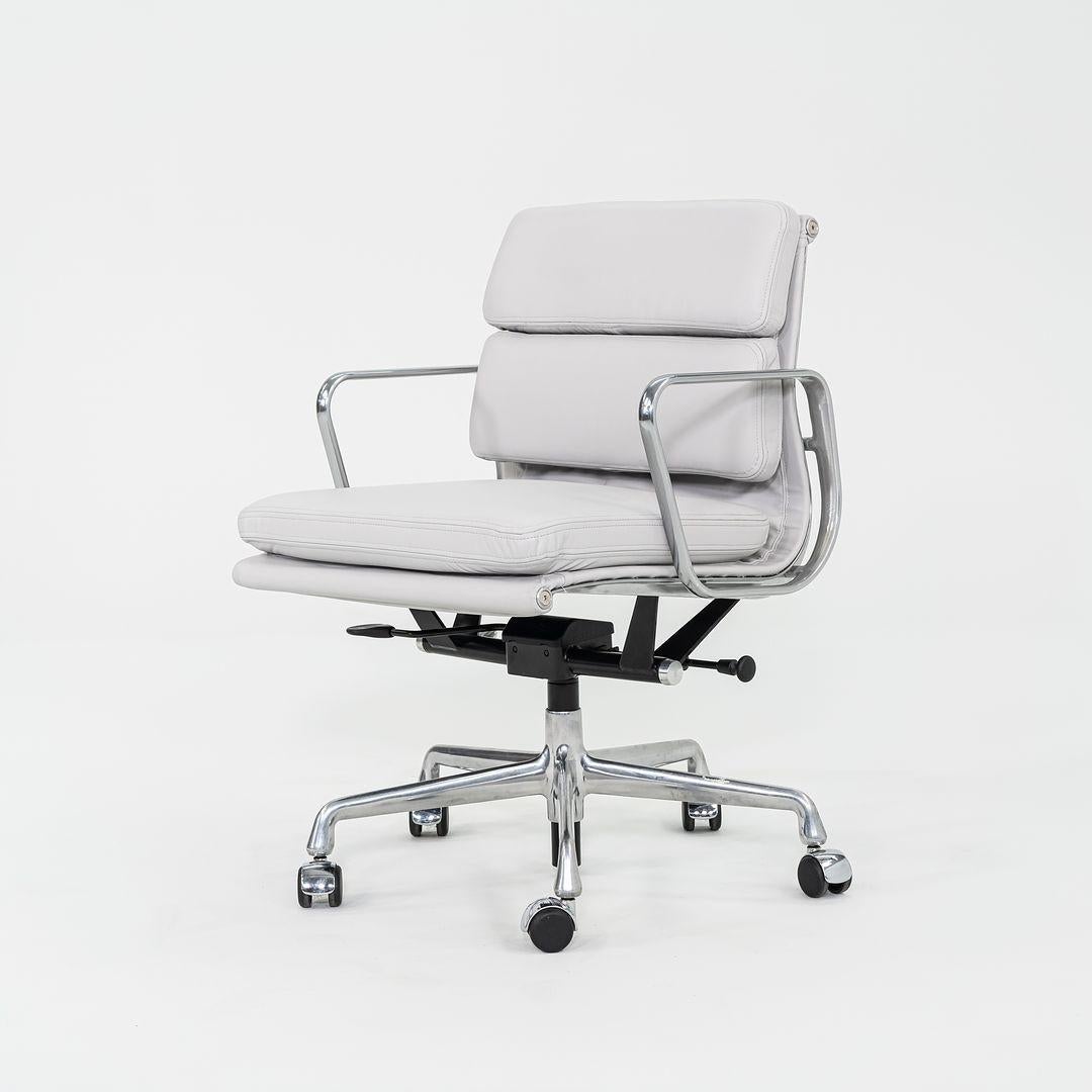2010er Herman Miller Eames Soft Pad Management-Schreibtischstuhl in Hellgrau, 1x Avail (21. Jahrhundert und zeitgenössisch) im Angebot