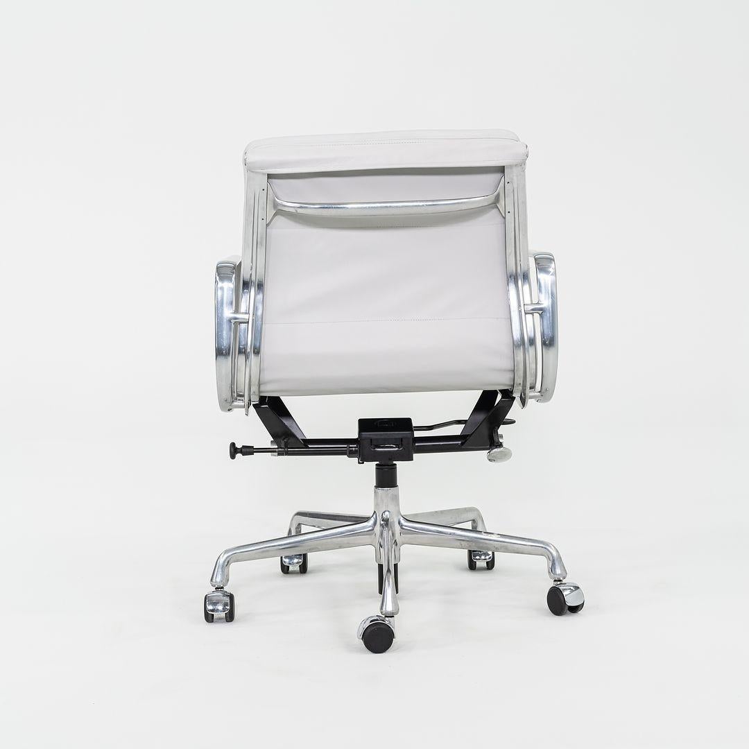 2010er Herman Miller Eames Soft Pad Management-Schreibtischstuhl in Hellgrau, 1x Avail (Aluminium) im Angebot