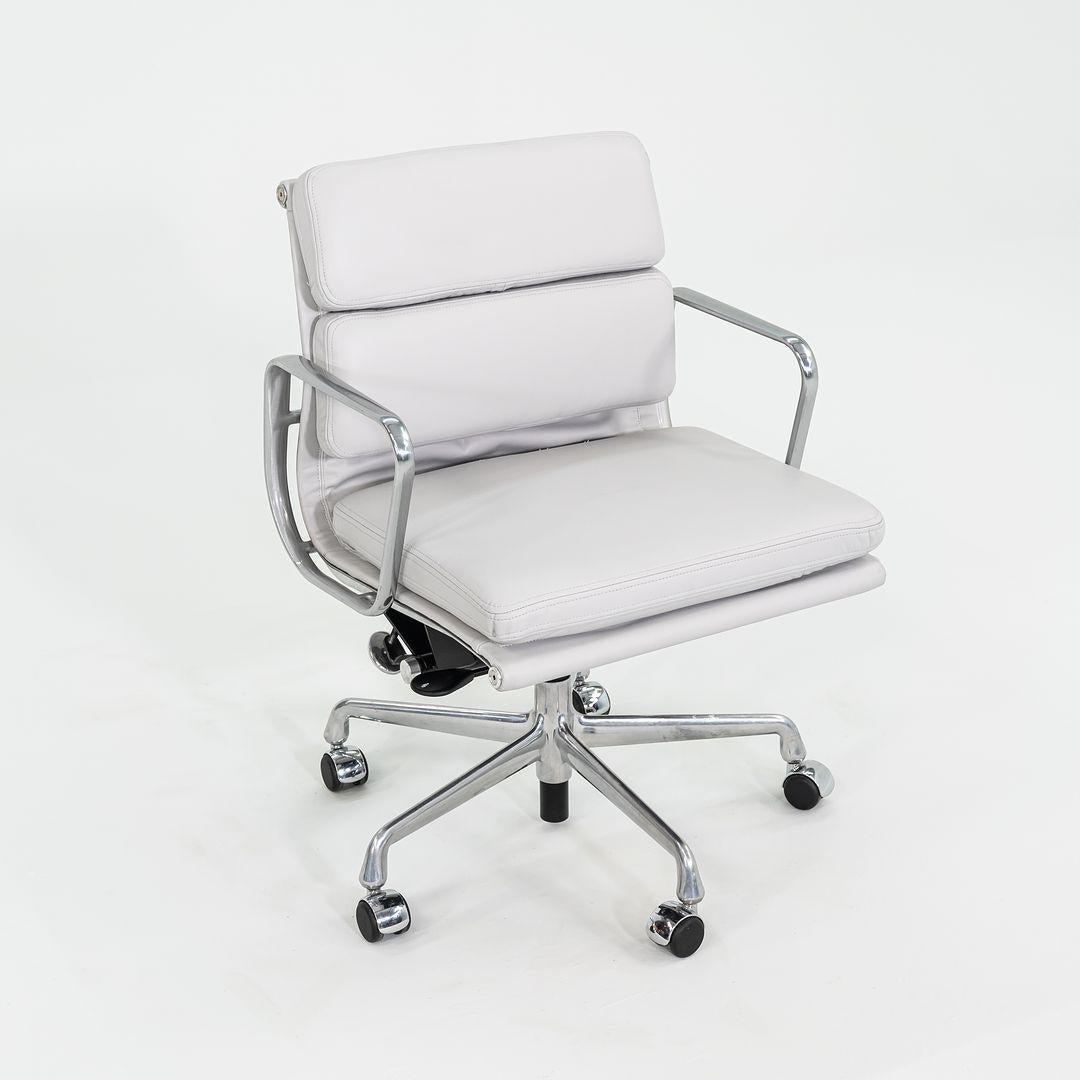 2010er Herman Miller Eames Soft Pad Management-Schreibtischstuhl in Hellgrau, 1x Avail im Angebot 1