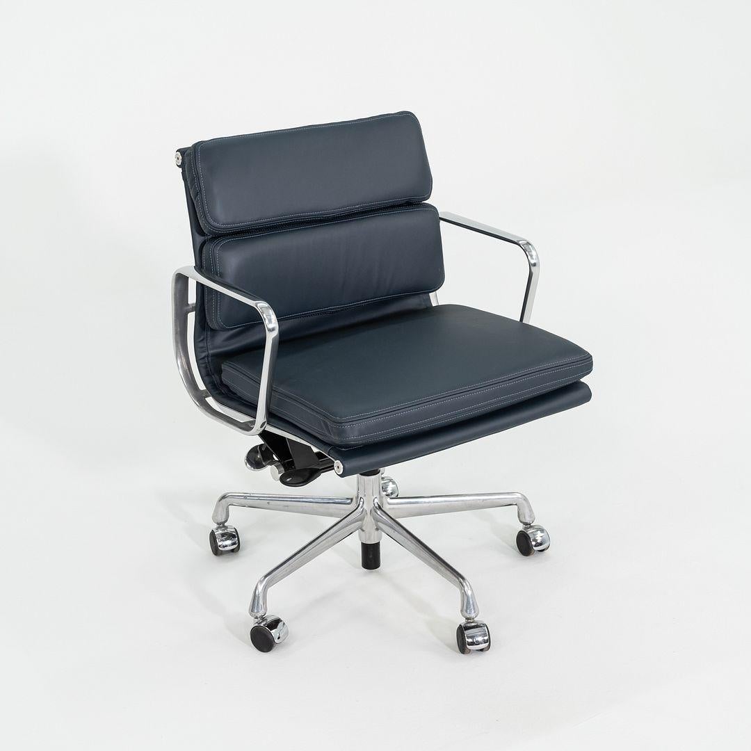 2010er Herman Miller Eames Soft Pad Management Schreibtischstuhl aus marineblauem Leder im Angebot 4