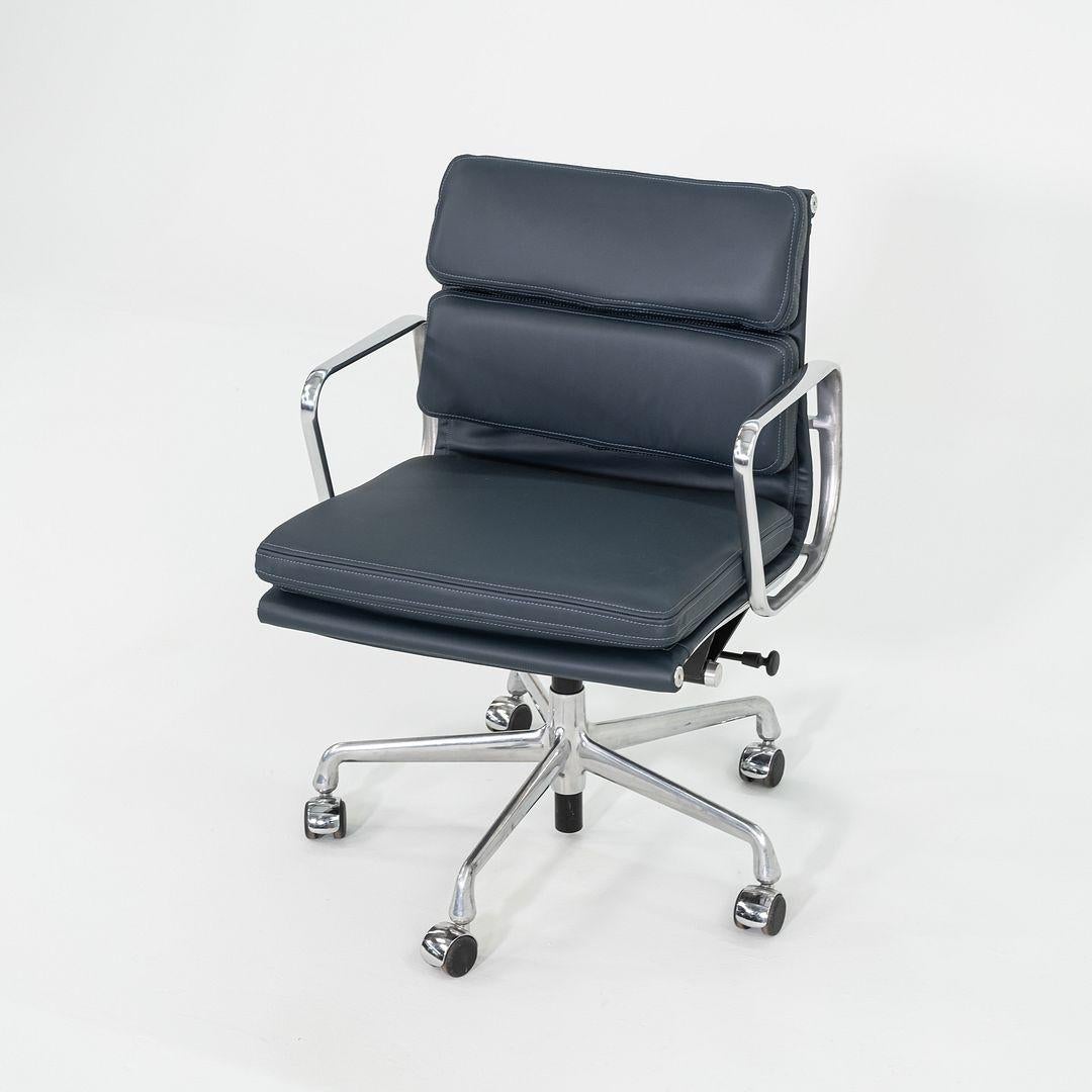 2010er Herman Miller Eames Soft Pad Management Schreibtischstuhl aus marineblauem Leder im Angebot 5