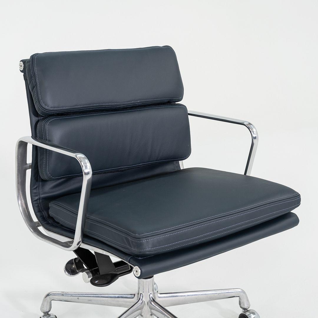 Dies ist ein Eames Aluminum Group Soft Pad Management Chair, Modell EA435, ursprünglich entworfen von Charles und Ray Eames für Herman Miller im Jahr 1969. Dieses Beispiel stammt aus den 2010er Jahren. Das Design besteht aus einem