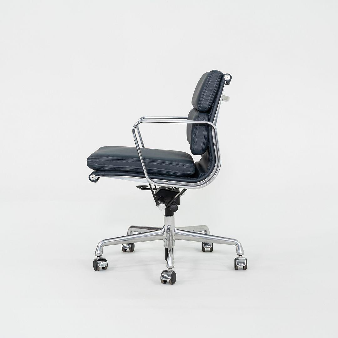 2010er Herman Miller Eames Soft Pad Management Schreibtischstuhl aus marineblauem Leder (Moderne) im Angebot