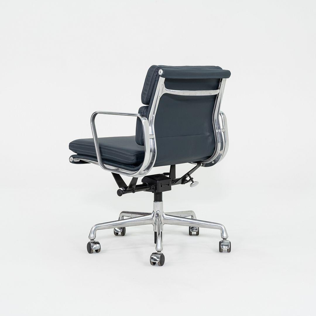 2010er Herman Miller Eames Soft Pad Management Schreibtischstuhl aus marineblauem Leder (amerikanisch) im Angebot