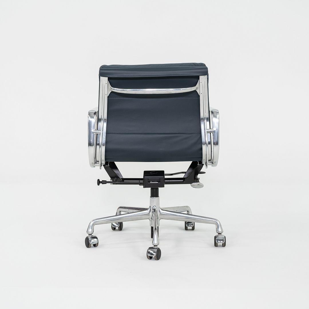 2010er Herman Miller Eames Soft Pad Management Schreibtischstuhl aus marineblauem Leder im Zustand „Gut“ im Angebot in Philadelphia, PA