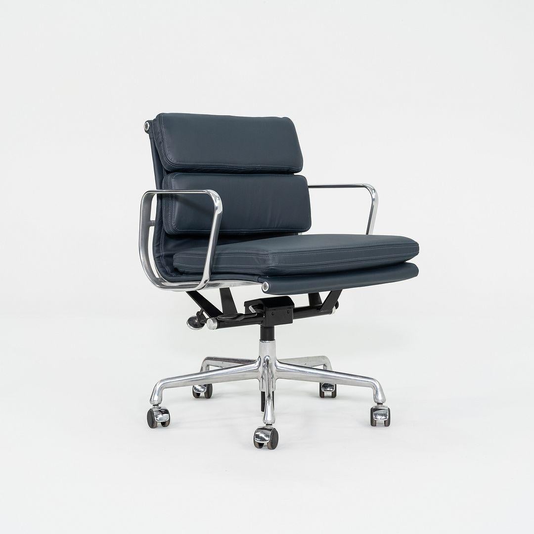 2010er Herman Miller Eames Soft Pad Management Schreibtischstuhl aus marineblauem Leder (21. Jahrhundert und zeitgenössisch) im Angebot