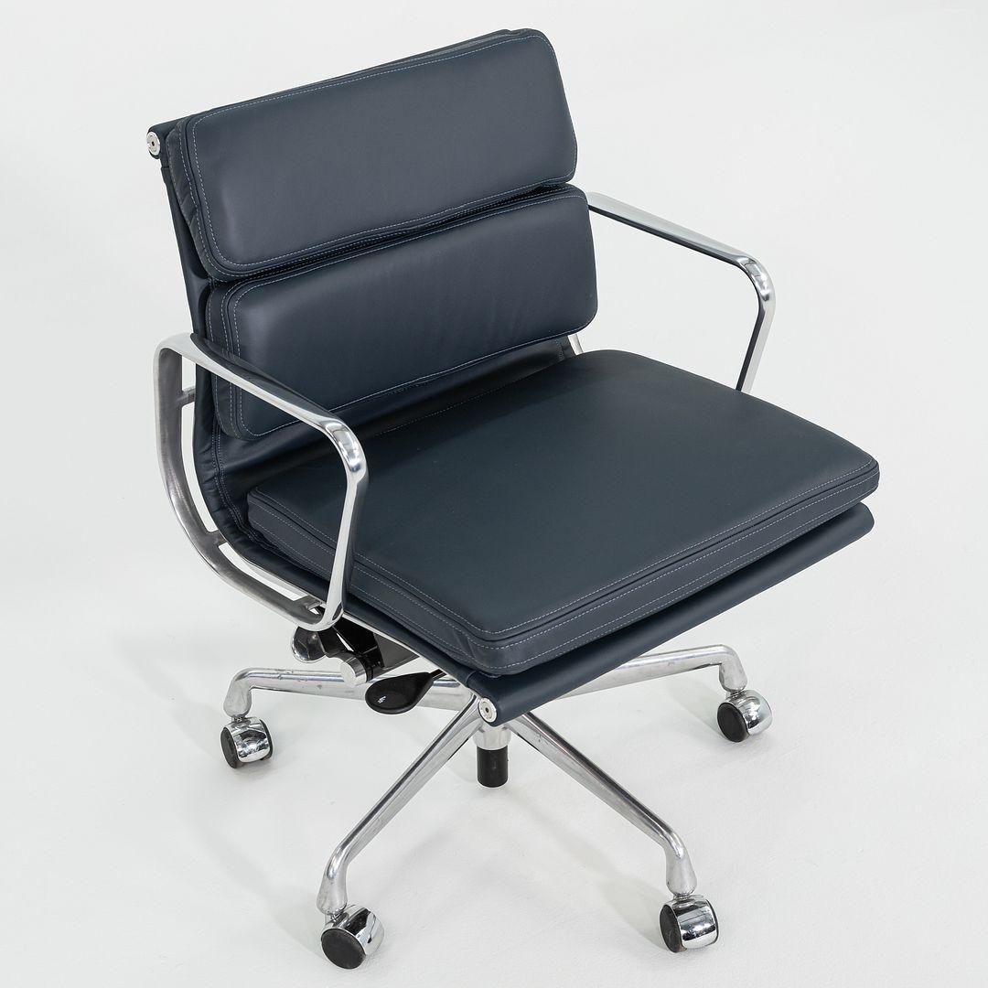 2010er Herman Miller Eames Soft Pad Management Schreibtischstuhl aus marineblauem Leder (Aluminium) im Angebot