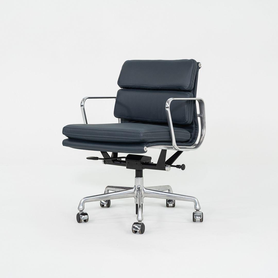 2010er Herman Miller Eames Soft Pad Management Schreibtischstuhl aus marineblauem Leder im Angebot 1