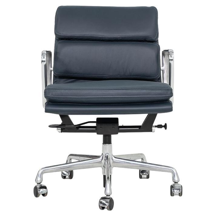 2010er Herman Miller Eames Soft Pad Management Schreibtischstuhl aus marineblauem Leder im Angebot