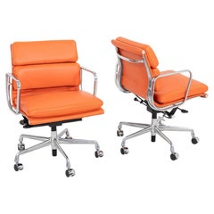 Silla de escritorio Eames Soft Pad Management de Herman Miller de la década de 2010 en piel naranja