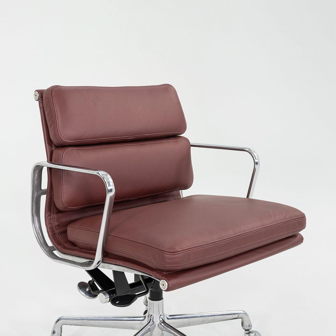 2010er Herman Miller Eames Soft Pad Management Schreibtischstuhl aus rotem Leder, EA435 im Angebot 3