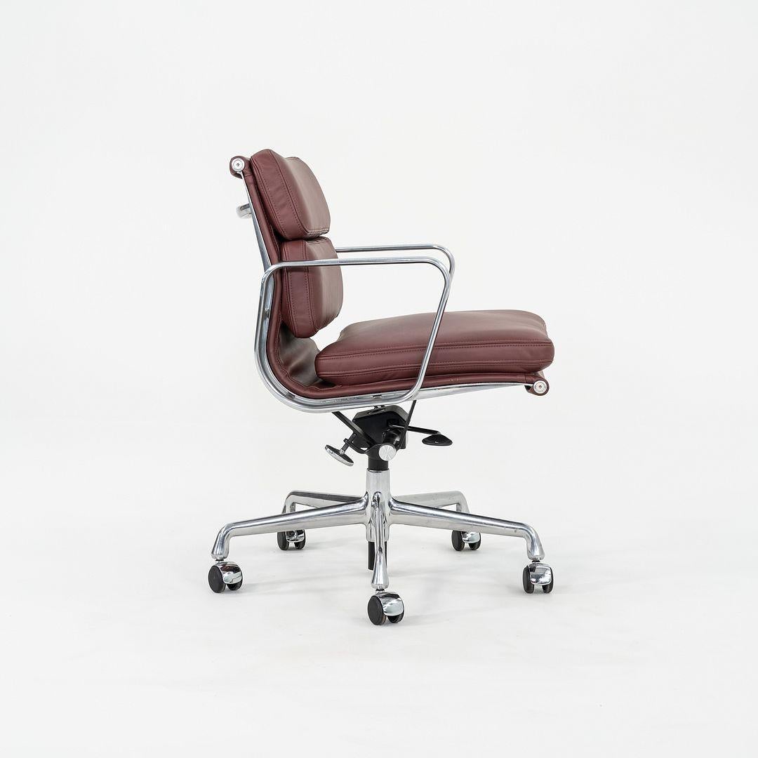 2010er Herman Miller Eames Soft Pad Management Schreibtischstuhl aus rotem Leder, EA435 (amerikanisch) im Angebot