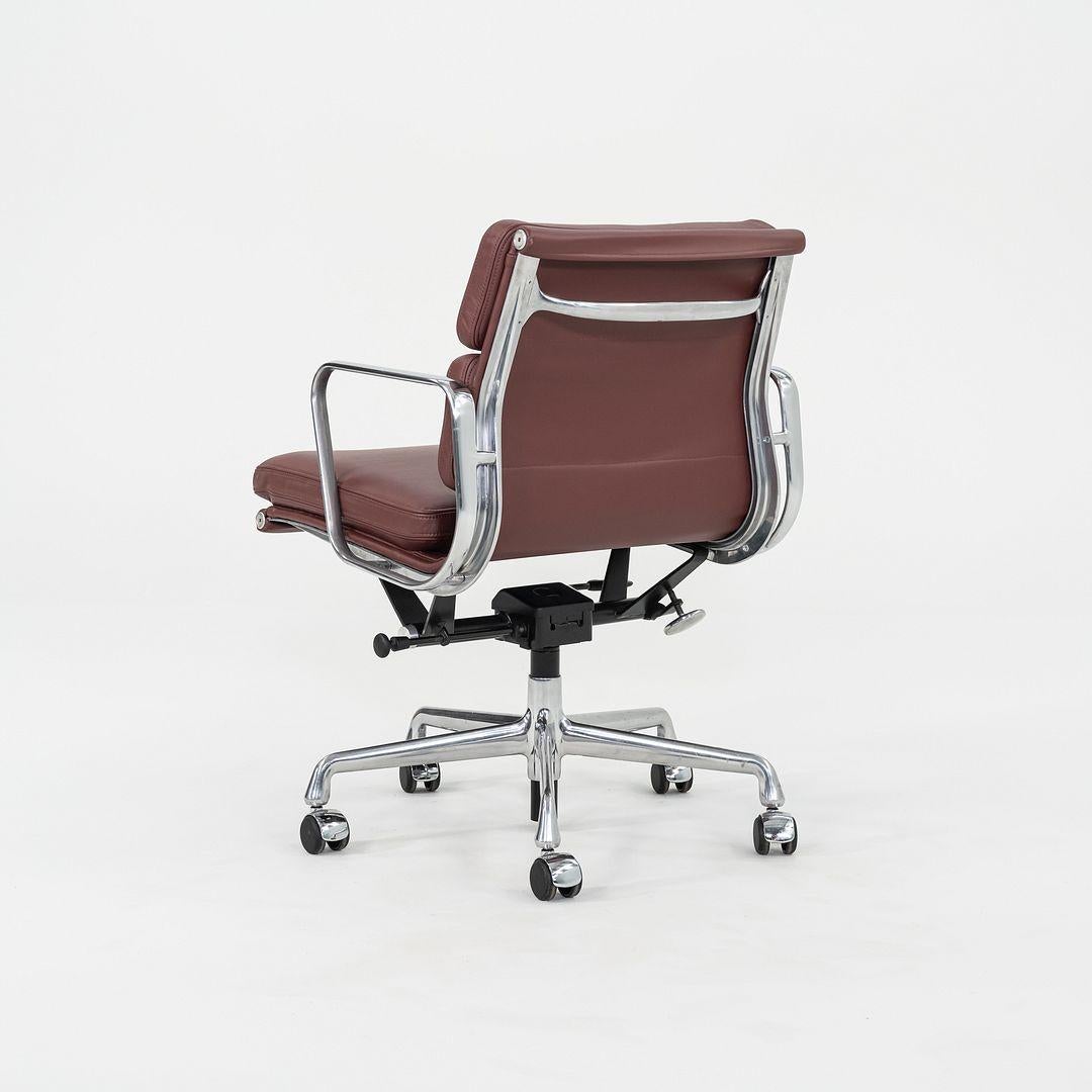 2010er Herman Miller Eames Soft Pad Management Schreibtischstuhl aus rotem Leder, EA435 (21. Jahrhundert und zeitgenössisch) im Angebot
