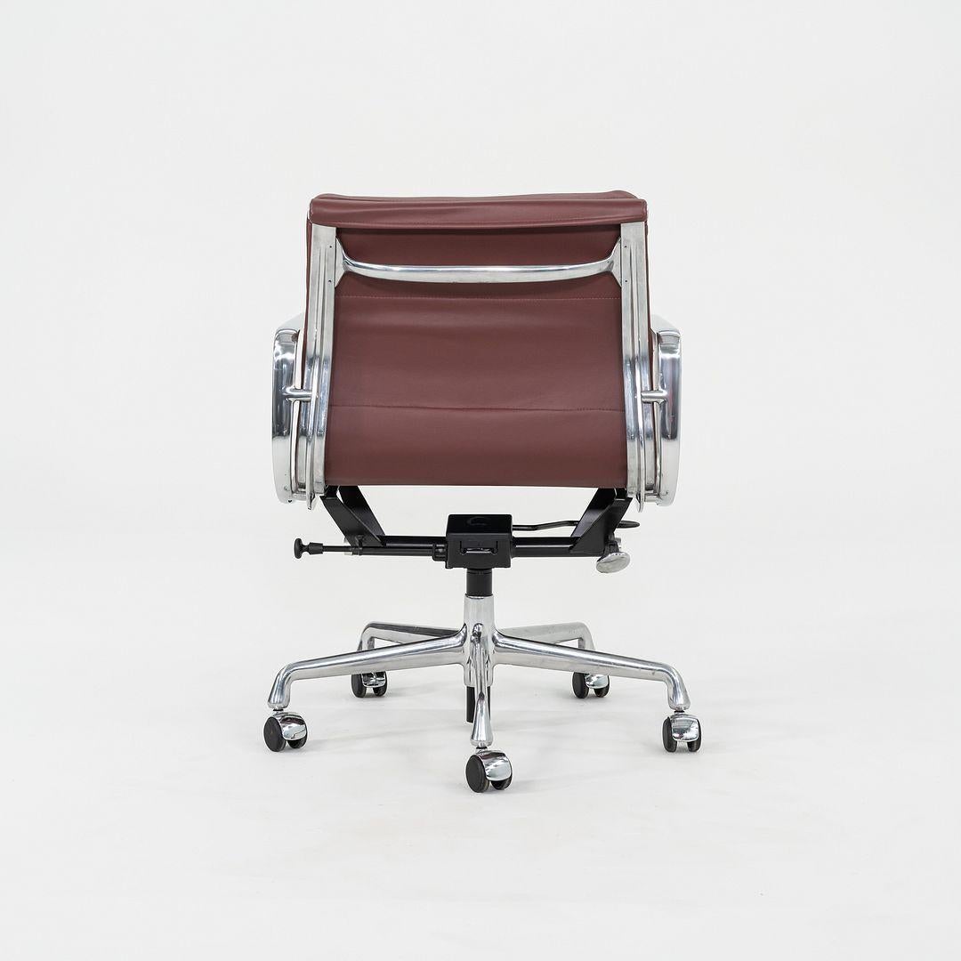 2010er Herman Miller Eames Soft Pad Management Schreibtischstuhl aus rotem Leder, EA435 (Aluminium) im Angebot