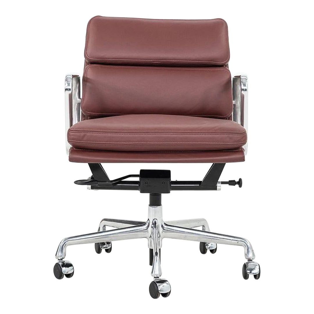 2010er Herman Miller Eames Soft Pad Management Schreibtischstuhl aus rotem Leder, EA435