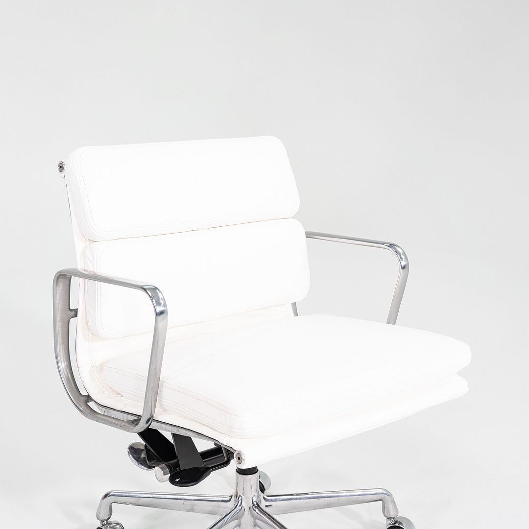 2010er Herman Miller Eames Soft Pad Management-Schreibtischstuhl aus weißem Leder im Angebot 3