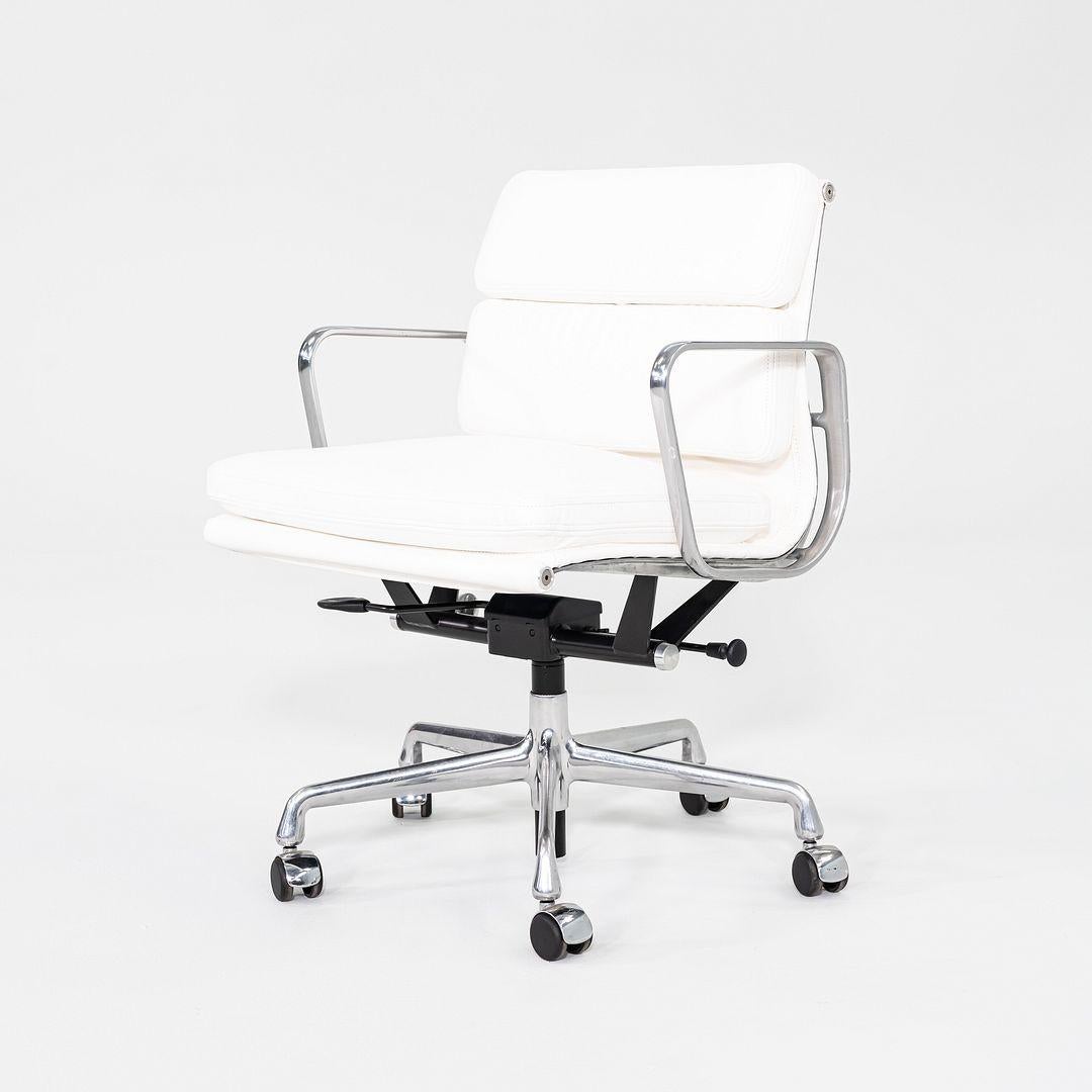 Dies ist ein Eames Aluminum Group Soft Pad Management Desk Chair, Modell EA435, ursprünglich entworfen von Charles und Ray Eames für Herman Miller im Jahr 1969. Dieses Beispiel stammt aus den 2010er Jahren. Das Design besteht aus einem