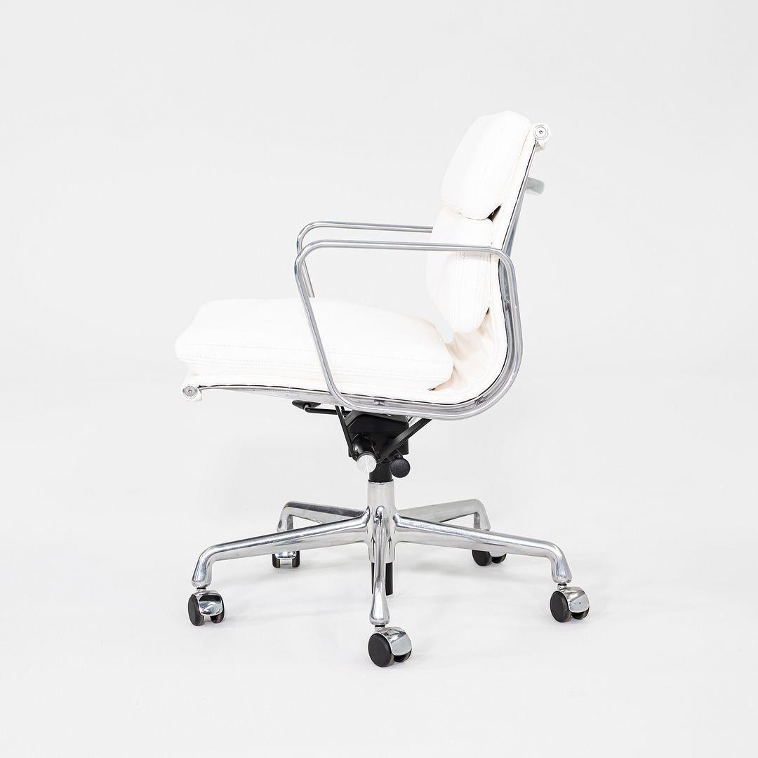 2010er Herman Miller Eames Soft Pad Management-Schreibtischstuhl aus weißem Leder (Moderne) im Angebot