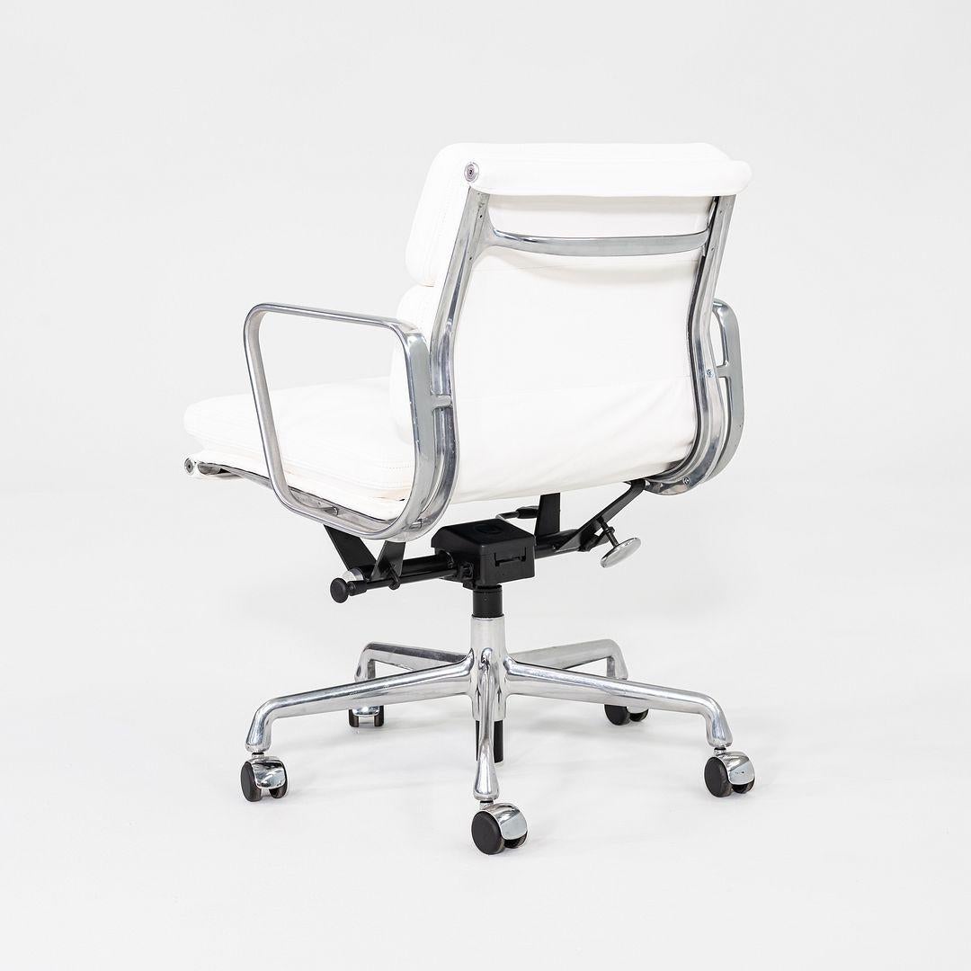 2010er Herman Miller Eames Soft Pad Management-Schreibtischstuhl aus weißem Leder (amerikanisch) im Angebot