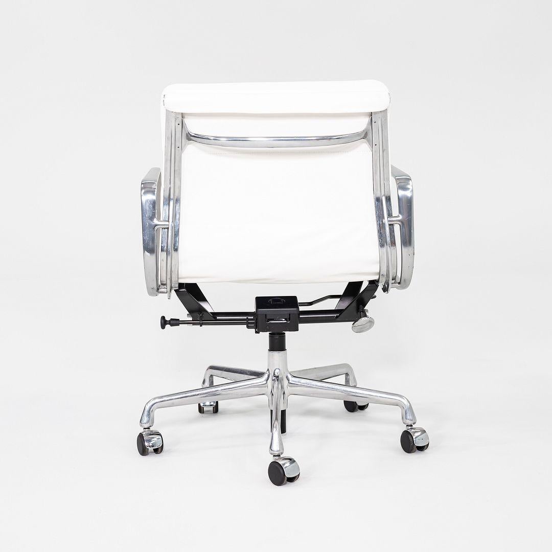 2010er Herman Miller Eames Soft Pad Management-Schreibtischstuhl aus weißem Leder im Zustand „Gut“ im Angebot in Philadelphia, PA