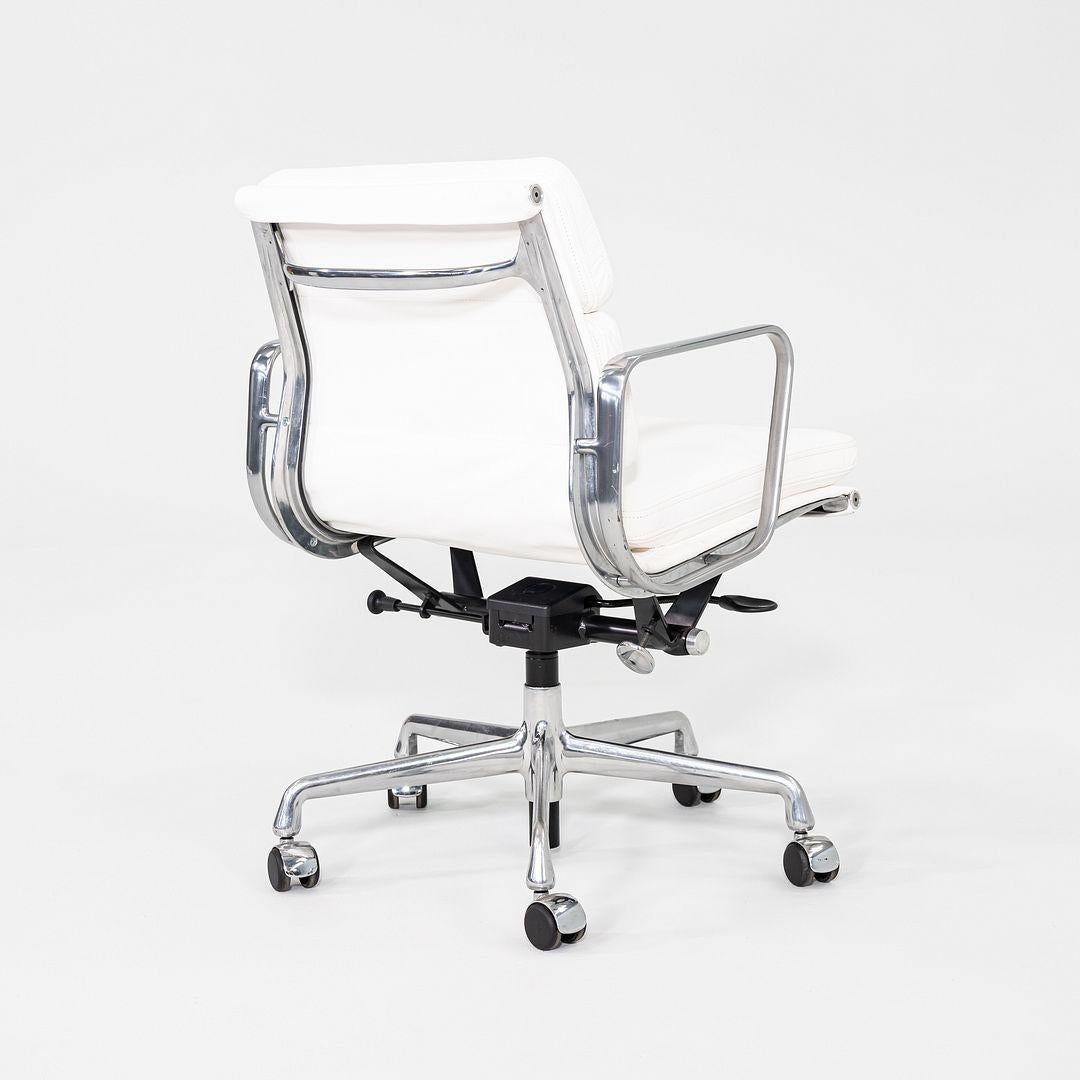 2010er Herman Miller Eames Soft Pad Management-Schreibtischstuhl aus weißem Leder (21. Jahrhundert und zeitgenössisch) im Angebot