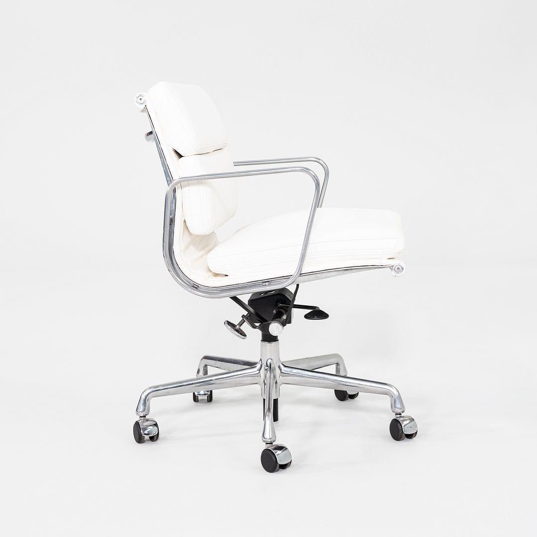 2010er Herman Miller Eames Soft Pad Management-Schreibtischstuhl aus weißem Leder (Aluminium) im Angebot