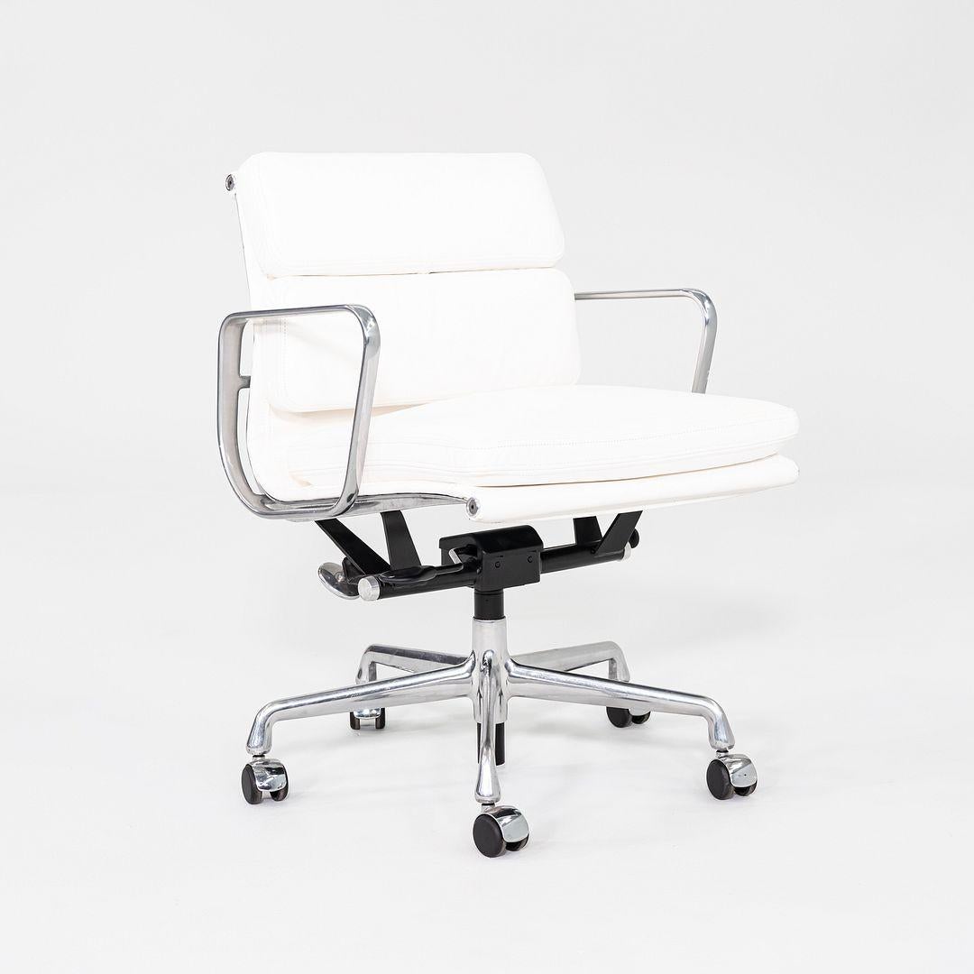 2010er Herman Miller Eames Soft Pad Management-Schreibtischstuhl aus weißem Leder im Angebot 1