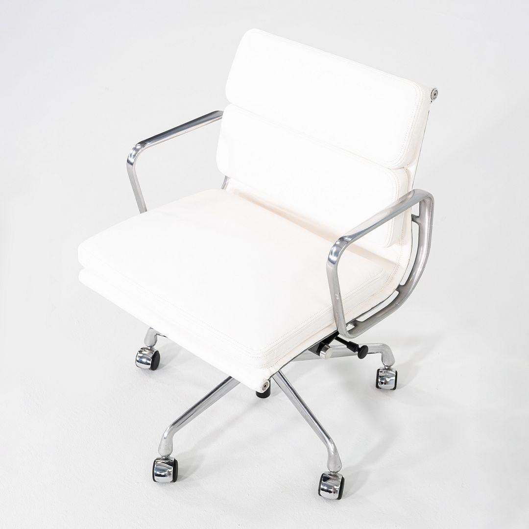2010er Herman Miller Eames Soft Pad Management-Schreibtischstuhl aus weißem Leder im Angebot 2