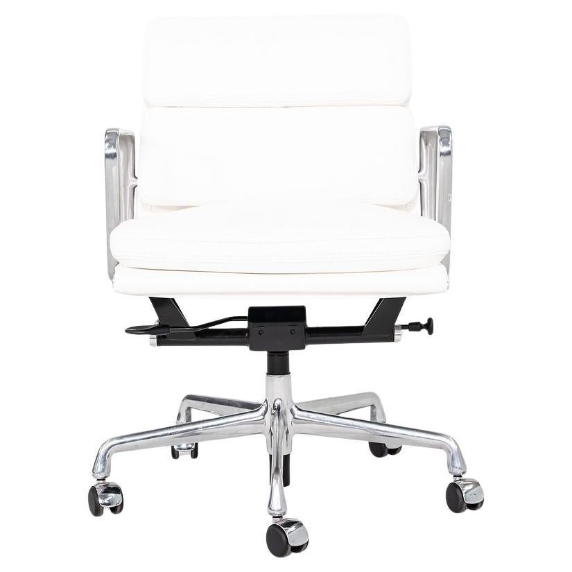 2010er Herman Miller Eames Soft Pad Management-Schreibtischstuhl aus weißem Leder