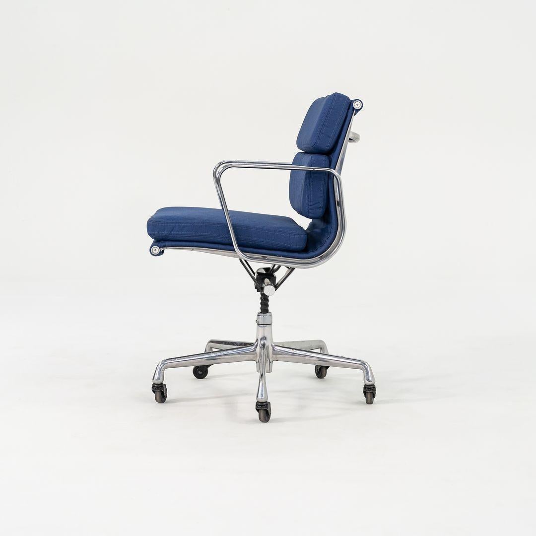 Sedie da scrivania Herman Miller Eames Soft Pad Management del 2010 in tessuto blu in vendita 3