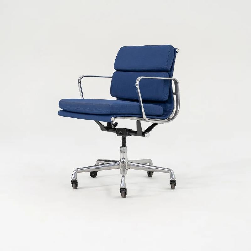 Sedie da scrivania Herman Miller Eames Soft Pad Management del 2010 in tessuto blu in vendita 5