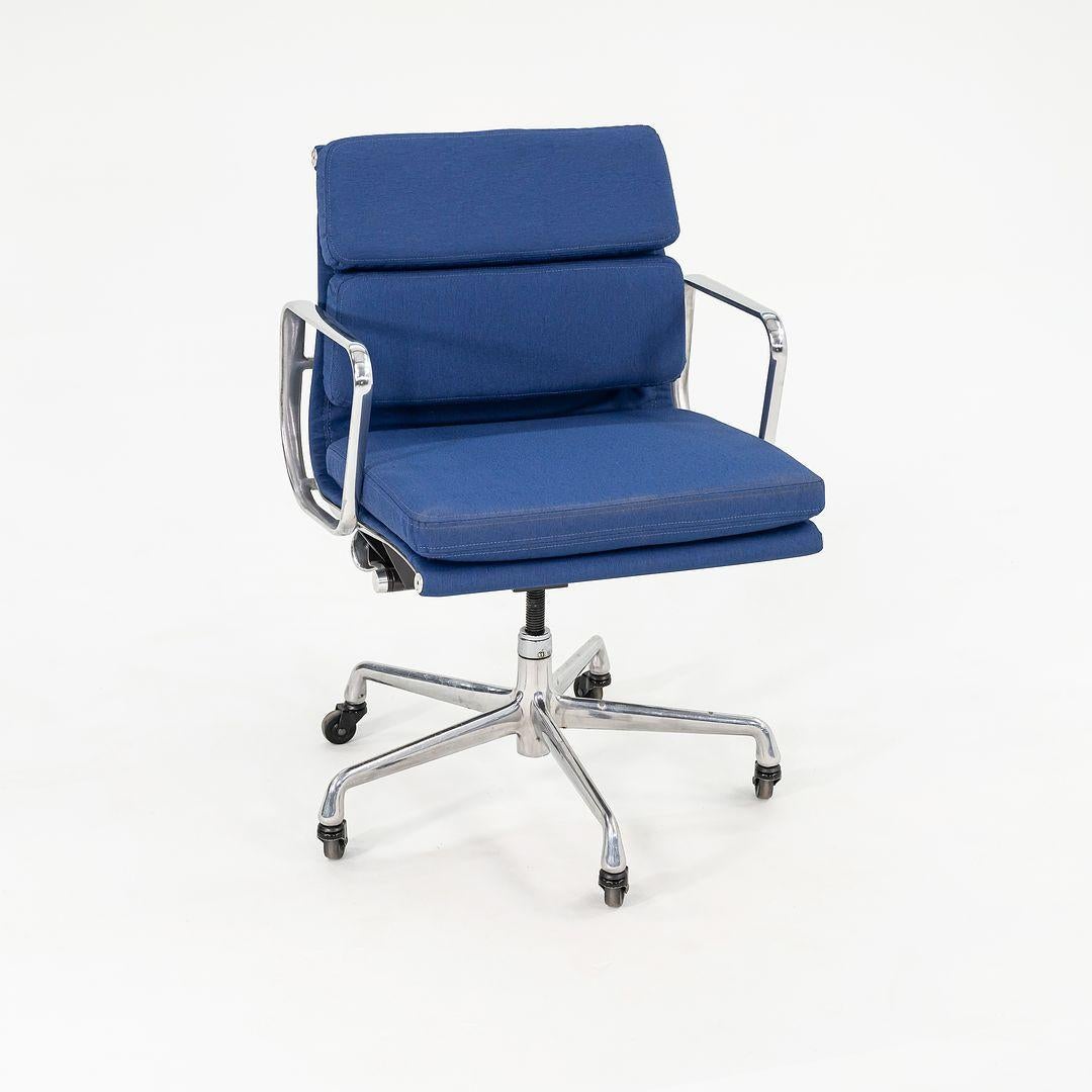 Queste sono sedie da scrivania Eames Aluminum Group Soft Pad Management, modello EA435, disegnate da Charles e Ray Eames per Herman Miller nel 1969. Questi esempi risalgono al 2010. Il prezzo indicato comprende una sedia, ma ne abbiamo 4 disponibili