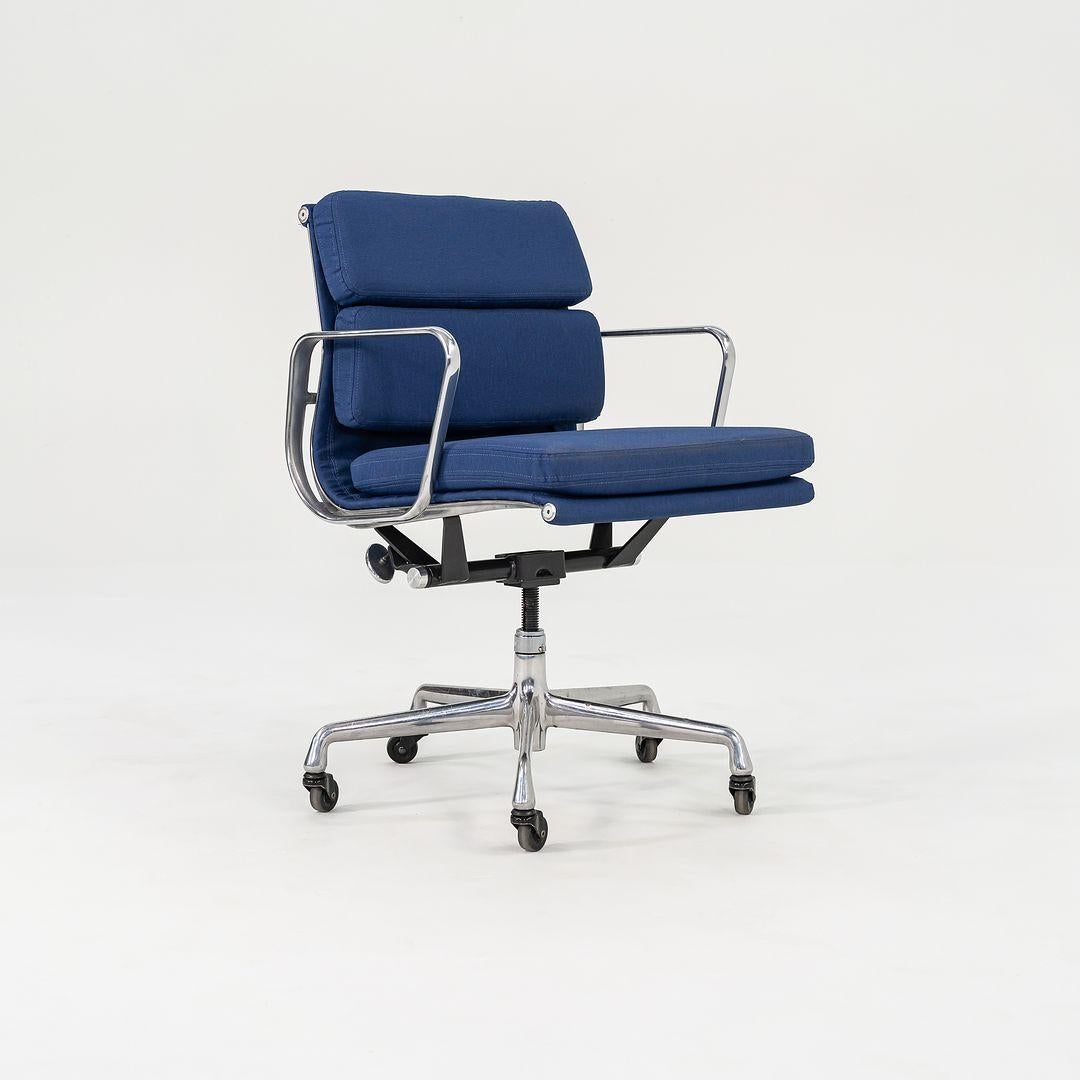 Sedie da scrivania Herman Miller Eames Soft Pad Management del 2010 in tessuto blu In condizioni buone in vendita a Philadelphia, PA