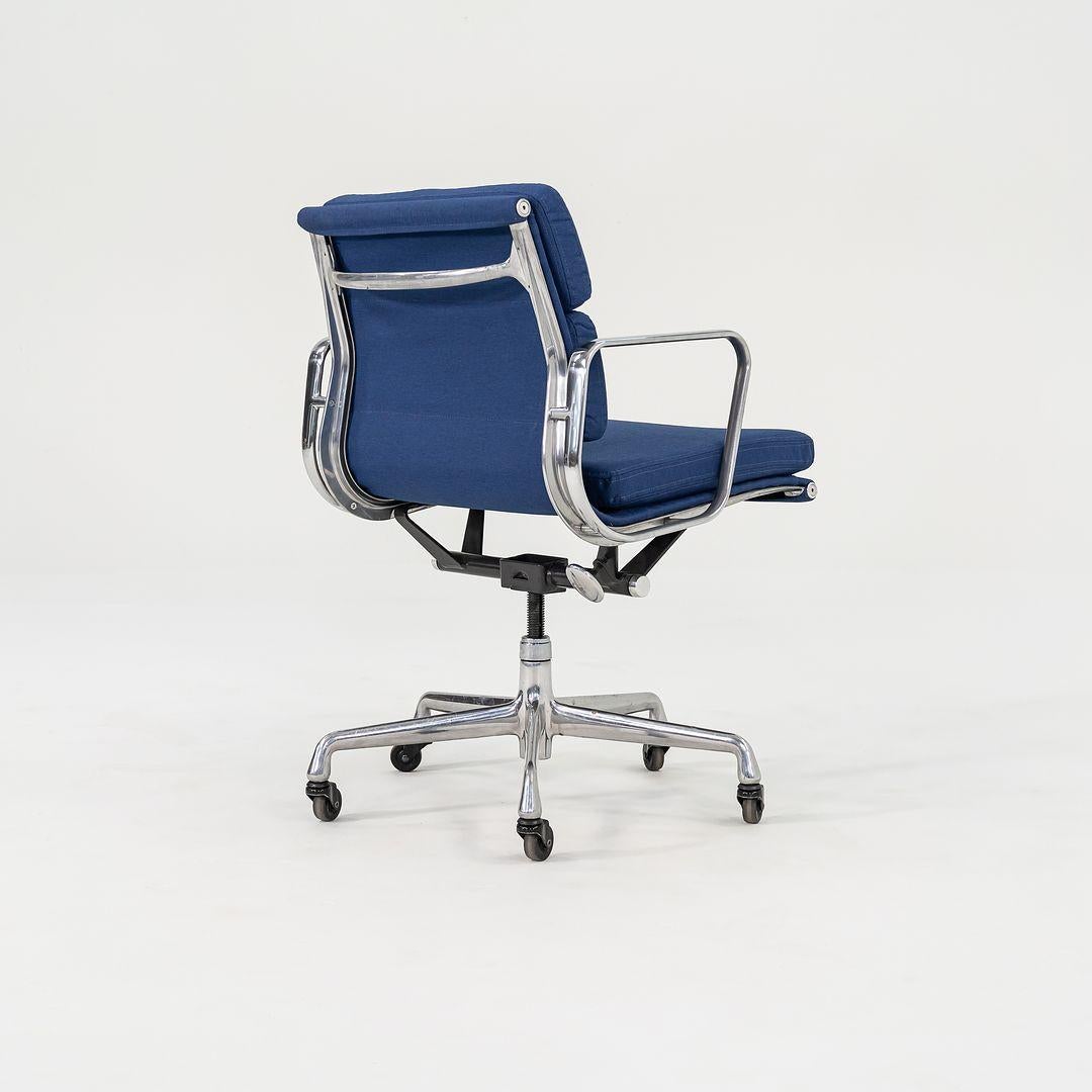 XXI secolo e contemporaneo Sedie da scrivania Herman Miller Eames Soft Pad Management del 2010 in tessuto blu in vendita