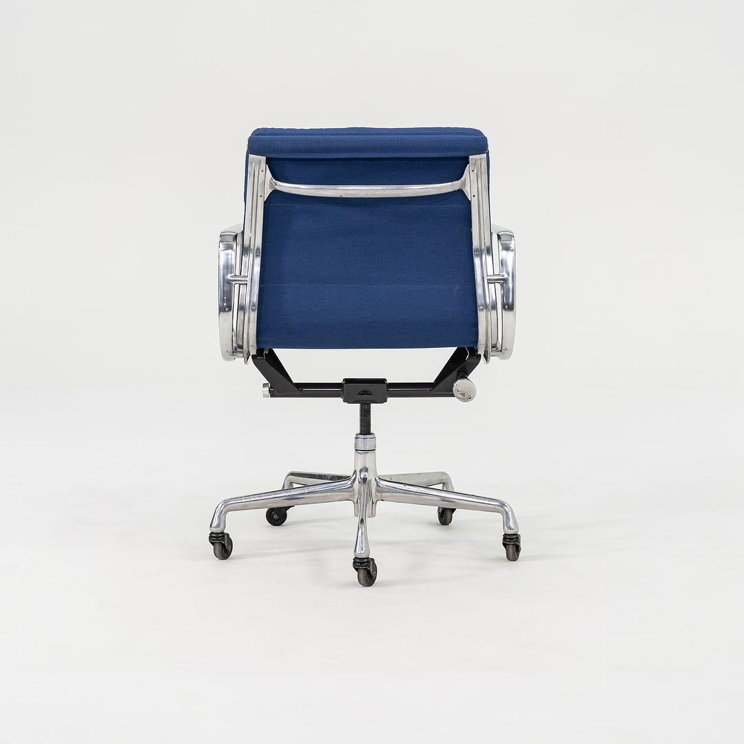 Alluminio Sedie da scrivania Herman Miller Eames Soft Pad Management del 2010 in tessuto blu in vendita