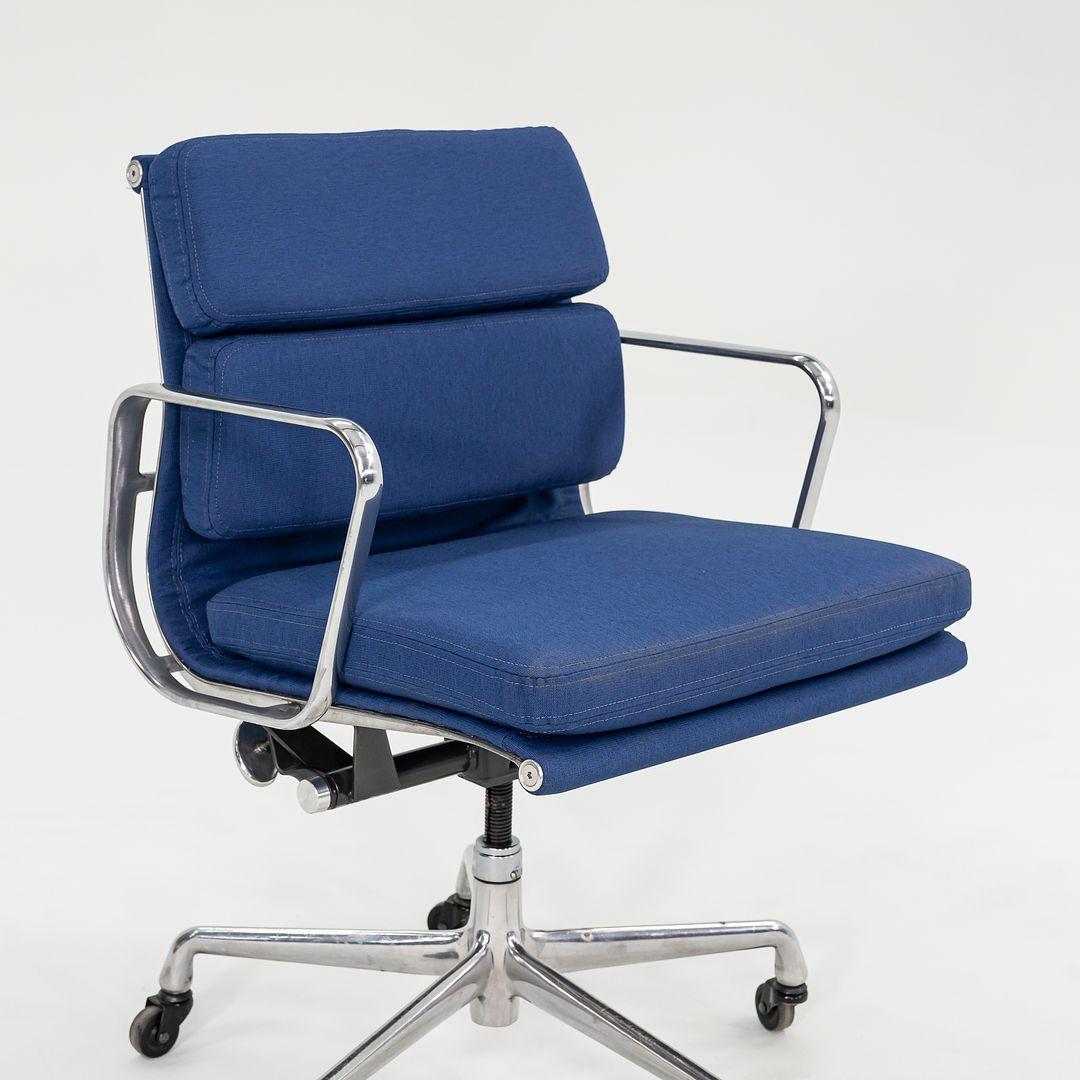 Sedie da scrivania Herman Miller Eames Soft Pad Management del 2010 in tessuto blu in vendita 1