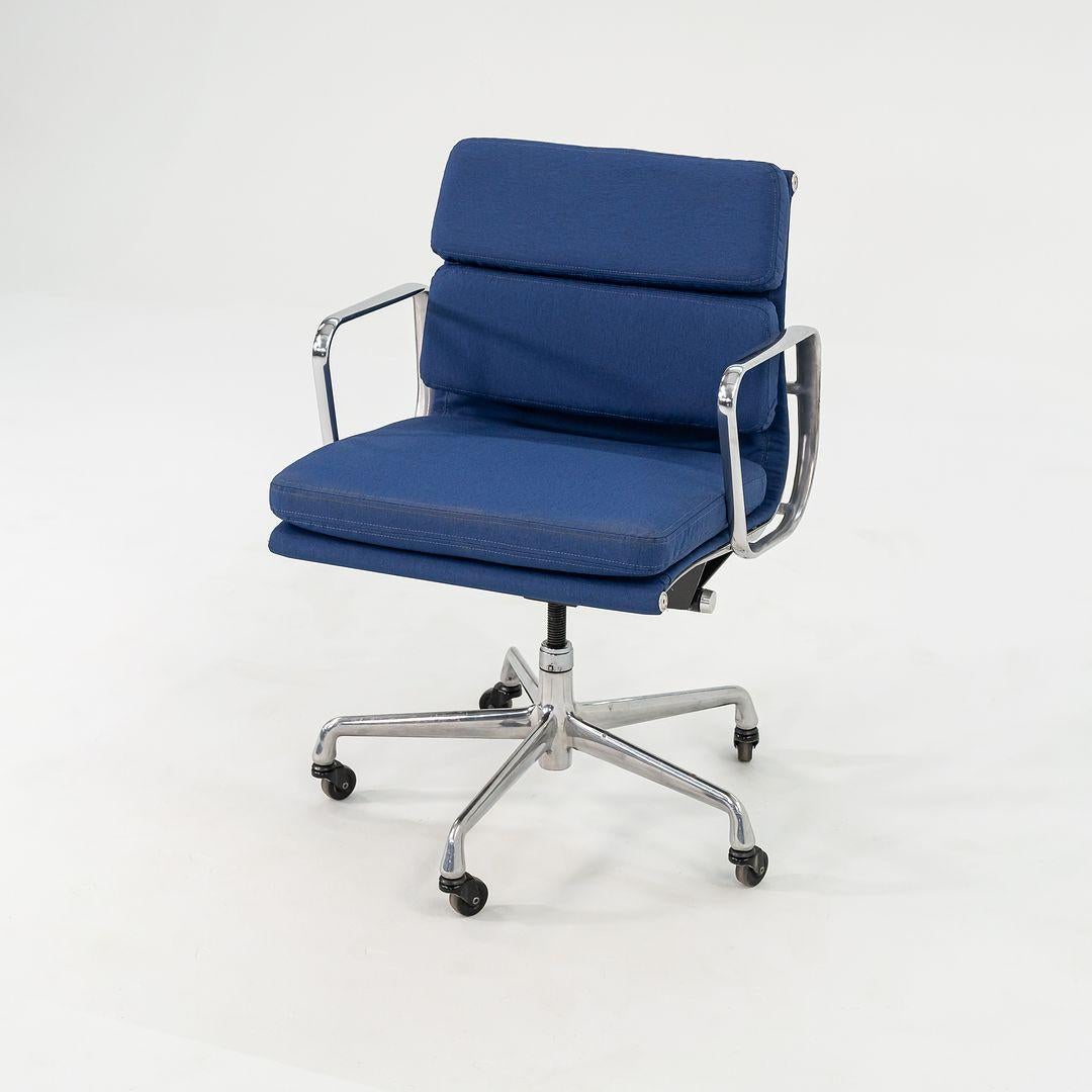 Sedie da scrivania Herman Miller Eames Soft Pad Management del 2010 in tessuto blu in vendita 2