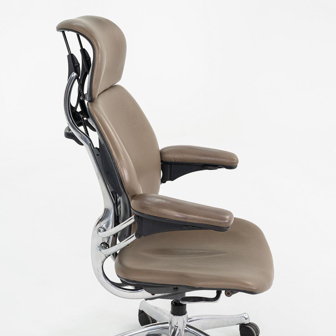 Sedia da scrivania direzionale Freedom di Humanscale del 2010 in pelle e alluminio lucido in vendita 3