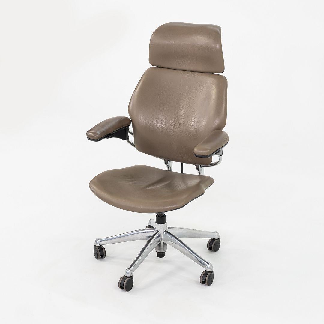 Questa è una sedia da scrivania Freedom, progettata originariamente da Robert King e Niels Diffrient nel 1999. Questo particolare esemplare è stato prodotto da Humanscale negli Stati Uniti negli anni 2010. La sedia ha una base a 5 razze in alluminio