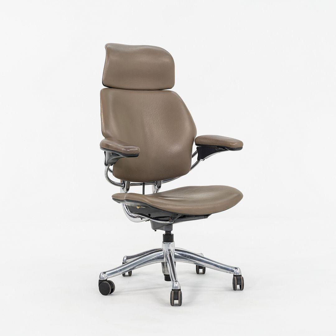 Moderno Sedia da scrivania direzionale Freedom di Humanscale del 2010 in pelle e alluminio lucido in vendita