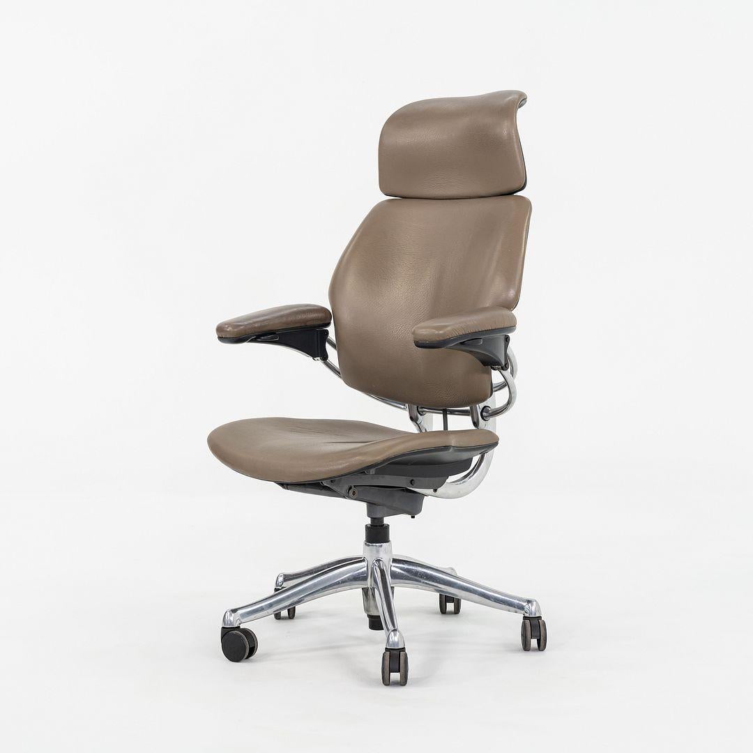 Americano Sedia da scrivania direzionale Freedom di Humanscale del 2010 in pelle e alluminio lucido in vendita