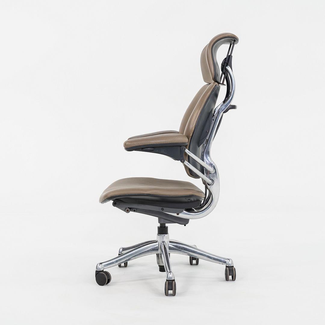Sedia da scrivania direzionale Freedom di Humanscale del 2010 in pelle e alluminio lucido In condizioni buone in vendita a Philadelphia, PA