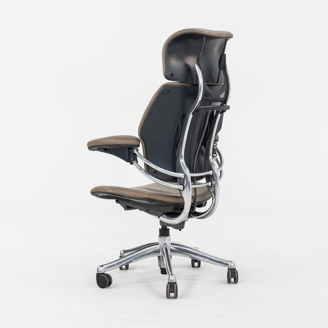 XXI secolo e contemporaneo Sedia da scrivania direzionale Freedom di Humanscale del 2010 in pelle e alluminio lucido in vendita