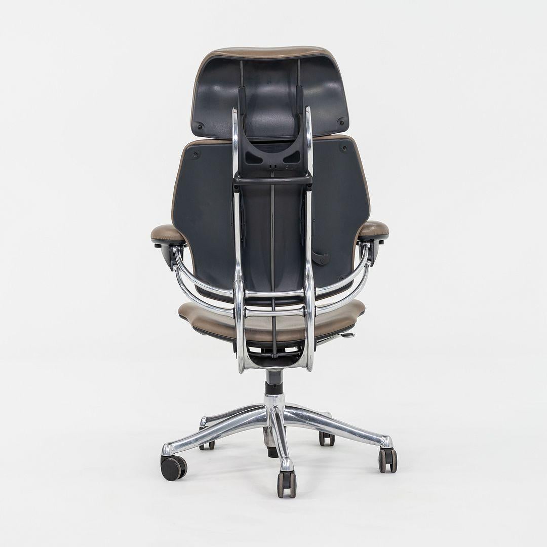 Alluminio Sedia da scrivania direzionale Freedom di Humanscale del 2010 in pelle e alluminio lucido in vendita