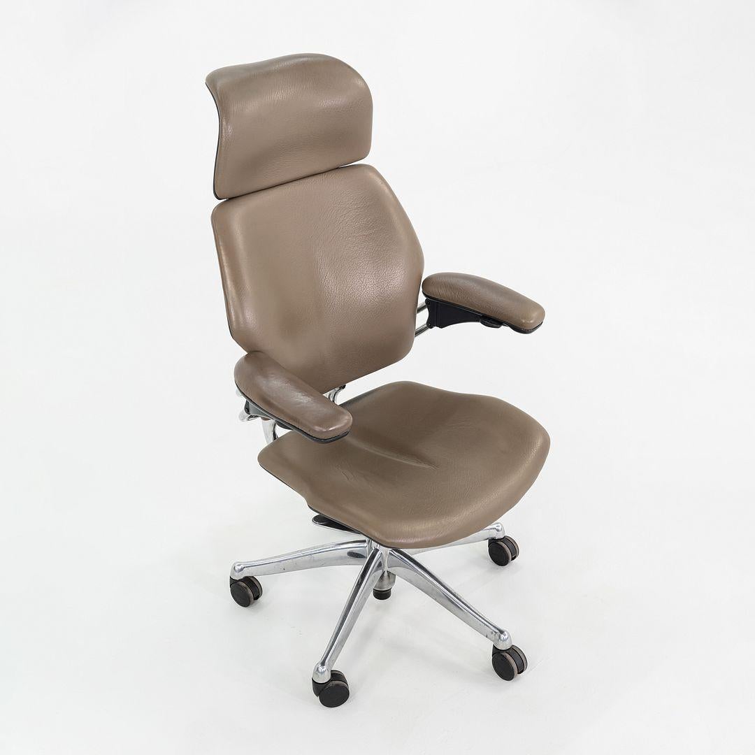 Sedia da scrivania direzionale Freedom di Humanscale del 2010 in pelle e alluminio lucido in vendita 1