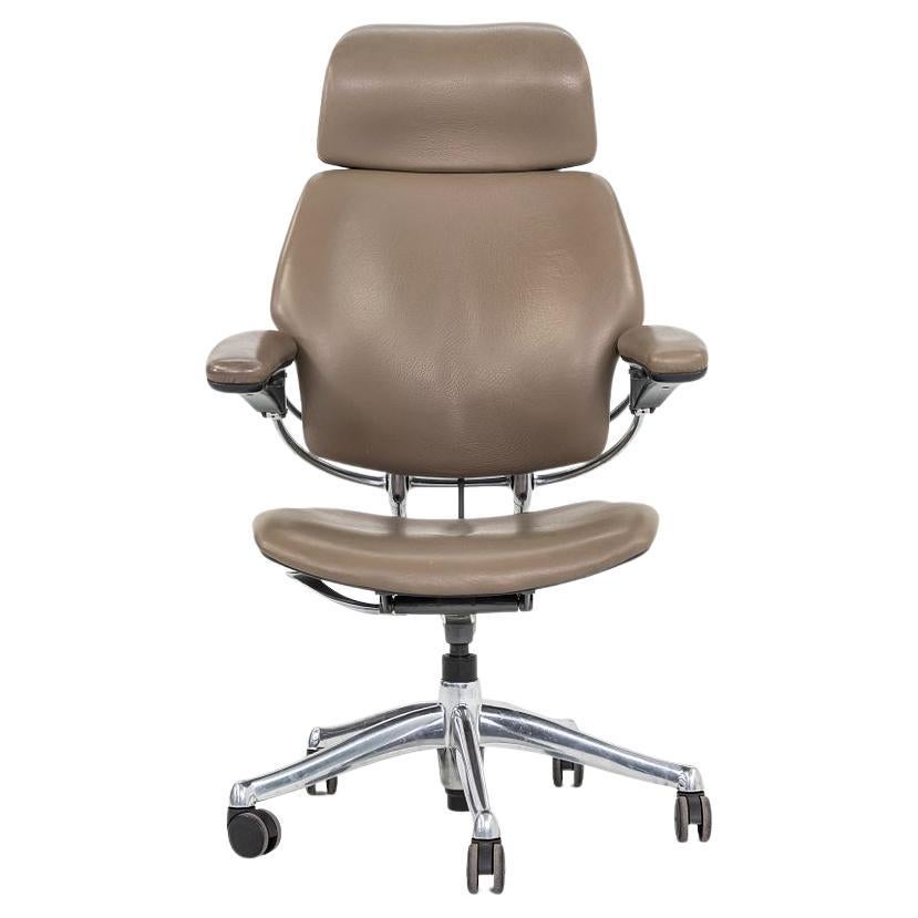 Sedia da scrivania direzionale Freedom di Humanscale del 2010 in pelle e alluminio lucido
