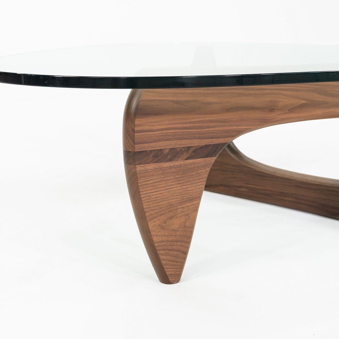 2010er Isamu Noguchi für Herman Miller IN-50 Couchtisch aus Nussbaum im Angebot 3