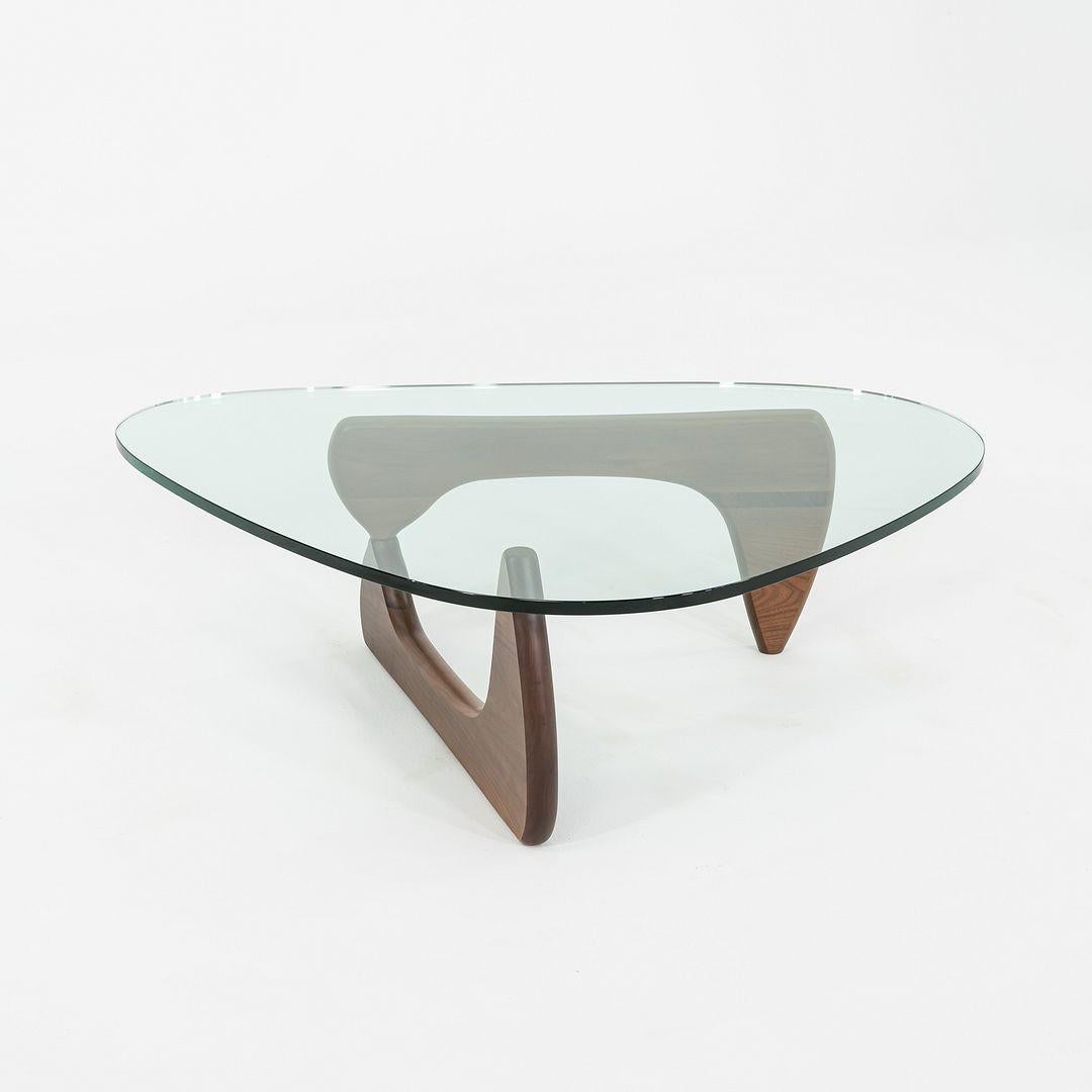 2010er Isamu Noguchi für Herman Miller IN-50 Couchtisch aus Nussbaum (Moderne) im Angebot