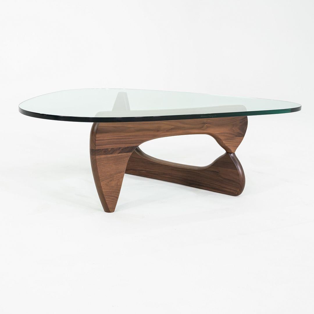 2010er Isamu Noguchi für Herman Miller IN-50 Couchtisch aus Nussbaum (amerikanisch) im Angebot